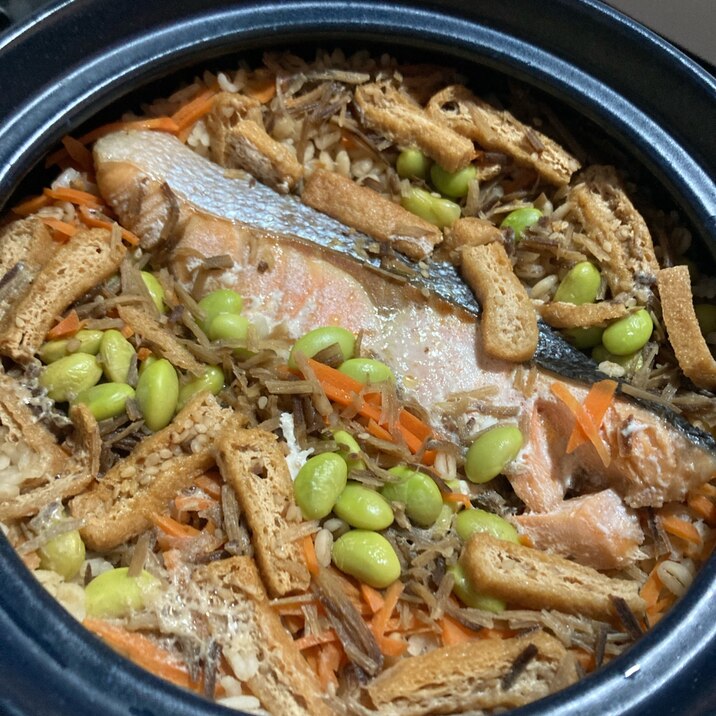 土鍋で具沢山鮭の炊き込みご飯